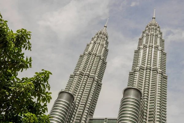 クアラルンプールの素晴らしいペトロナスツインタワーの高層ビル マレーシア — ストック写真