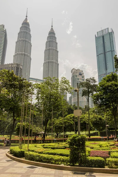マレーシアのクアラルンプール市内中心部にあるKlcc ParkとPetronas Twin Towers — ストック写真
