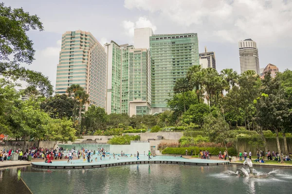 Klcc Park Con Lago Simfoni Centro Kuala Lumpur Malasia — Foto de Stock