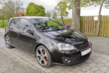 Siyah Volkswagen VW Golf GTI spor arabası Sehestedt, Jade, Wesermarsch, Lower Saxony, Almanya.