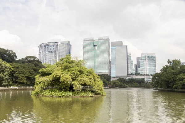 背景には マレーシアのクアラルンプールにある高層パノラマパーダナ植物園レイクガーデン — ストック写真