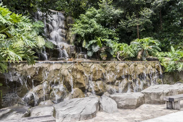 Impresionante Hermosa Cascada Los Jardines Botánicos Perdana Kuala Lumpur Malasia — Foto de Stock