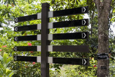 Siyah işaretler, etiketleme için yön işaretleri boş. Parklar ve bahçeler. Kuala Lumpur Malezya.