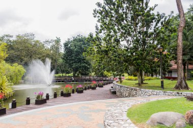 Perdana Botanik Bahçesi 'ndeki parkta güzel bir çeşme, Kuala Lumpur Malezya.