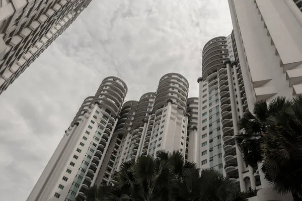 Erstaunliches Rundes Gebäude Und Wolkenkratzer Kuala Lumpur — Stockfoto