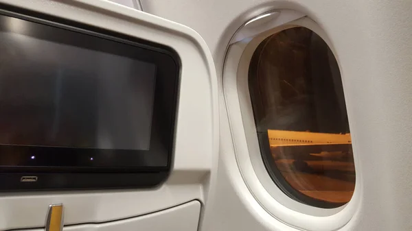 Вид Окна Самолета Аэропорта Темноте Белый Оранжевый — стоковое фото