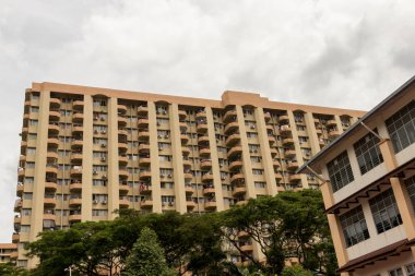 Kuala Lumpur 'da turuncu sarı apartman blokları.
