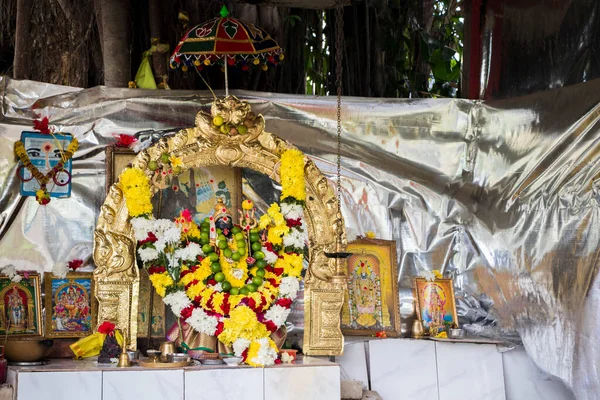 マレーシアのキャンドル 小さな花やフィギュアを持つ神聖な神社 — ストック写真