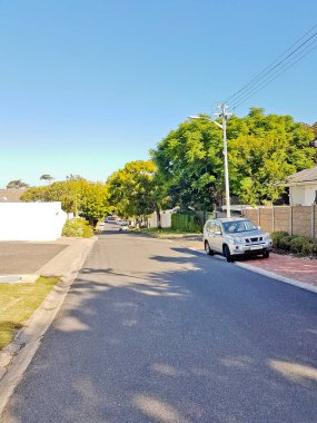 Güney Afrika, Cape Town 'daki Claremont kasabasında bir cadde. Yazın güneşli hava ve araba