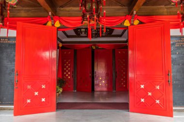 Thean Hou Tapınağı girişi kırmızı kapılar. Renkli Çin sanatı, Kuala Lumpur Malezya.