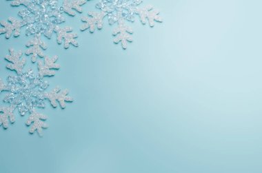 Gradyan mavi arkaplanda cam kar taneleri