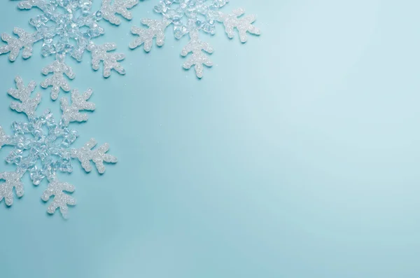 Glas-Schneeflocken auf einem Gradienten blauen Hintergrund — Stockfoto