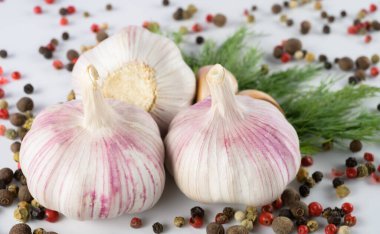 Üç baş sarımsak, otlar, aromatik baharatlar ve beyaz izole edilmiş arka planda biber..