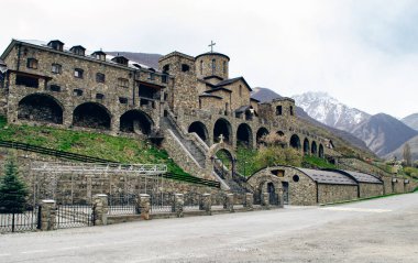 Kuzey Osetya Alania, Rusya 1 Mayıs 2019. Alansky Kutsal Yurt Manastırı. Kurtatinsky Boğazı.