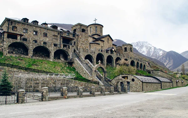 Kuzey Osetya Alania, Rusya 1 Mayıs 2019. Alansky Kutsal Yurt Manastırı. Kurtatinsky Boğazı.