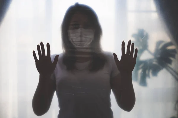 Tıbbi Maskeli Bir Kızın Silueti Karantinada Elleri Plastik Film Bariyerine — Stok fotoğraf