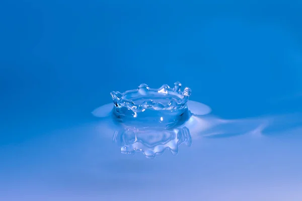 Wassertropfen Form Einer Krone Auf Der Glatten Wasseroberfläche Blauton Nahaufnahme — Stockfoto