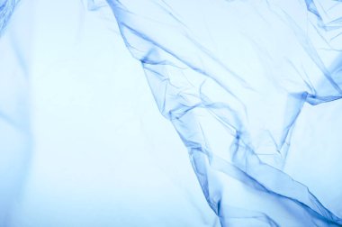 İnce plastik, gradyan mavi renk katlarının soyut arkaplanı.