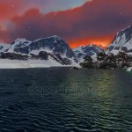Schöne Berg Sonnenuntergang Winter Berglandschaft Inspiration Motivation Hintergrund unter Fluss