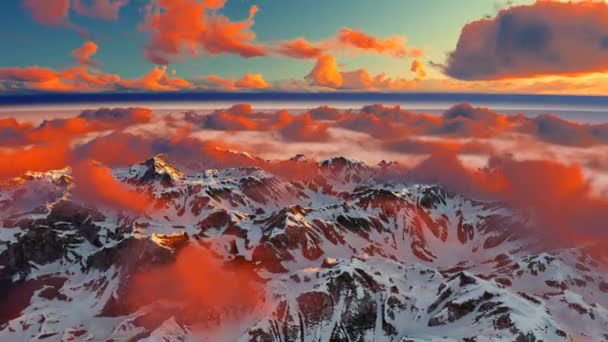 Hermosa Montaña Puesta de sol Invierno Montaña Paisaje Inspiración Motivación Fondo Bajo Nubes — Vídeo de stock