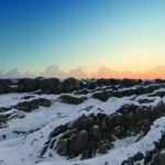 Сумерки Снежные горы и ясное голубое небо, воздушный выстрел Сумерки Снежные горы и ясное голубое небо, воздушный выстрел