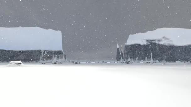 Проход в большой снежной стене . — стоковое видео