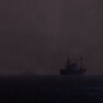 Schiffe auf dem Meer stürmische See in der Nacht mit Regen
