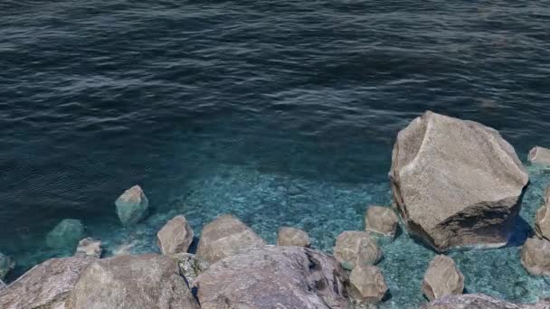 Ωκεανού ακτή βράχια βράχια έννοια καλοκαίρι — Αρχείο Βίντεο