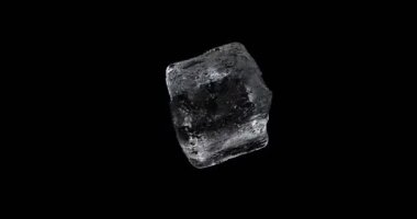 Dönen buz küpü, şeffaf kristal 3D gerçekçi görüntü