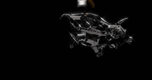 Jolie tirelire en verre. Économisez. Une boîte à billets. Le marteau de fer brise un cochon de verre en petits morceaux .