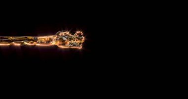 Sarı köpüklü bira siyah arka planda ince spreylerle doluyor. Ağır çekimde sert alkol akışı tamamen düz. Sunumun için harika bir video..