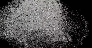 İki damla su sıçrar ve siyah bir zeminde küçük sıçramalar oluşturur..