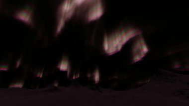 Koyu arkaplanda kırmızı kuzey ışıkları. Gece manzarası. Gökyüzü mavisi. Kış manzarası. Kuzey manzarası. Mavi Samanyolu.