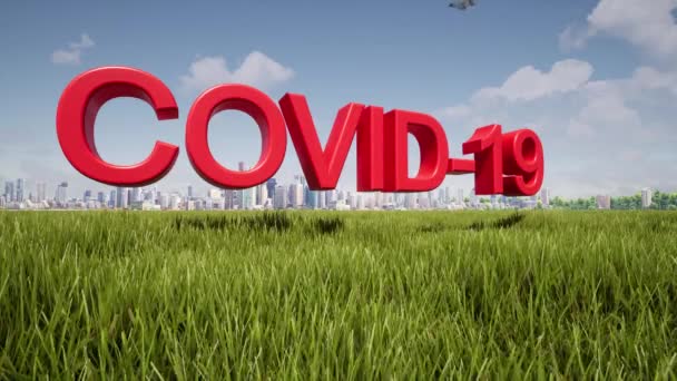 Coronavirus Inschrift auf dem Hintergrund von grünem Gras und der Stadt COVID-19 — Stockvideo