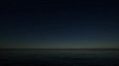 İnanılmaz bir gece denizi. Mavi okyanus arka planı. Gece sahnesi geçmişi. Arka plan, duvar kağıdı. Eski tarz. Gün batımı, alacakaranlık. Fantezi tarzı. Tropik plaj.