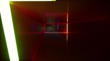 Neon tüneli, harika tasarım. Dijital tasarım konsepti. Oyun odası. İçi boş. Mavi soyut neon kare şekilli. Gelecekçi mimari geçmişi. Siyah üzerine modern tarzda mor neon tünel