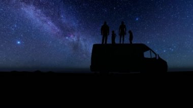Ailesi olan güzel bir soyut, karanlık arka plandaki yıldızlara benziyor. İnsanların siluetleri bir minivanın üzerinde duruyor.