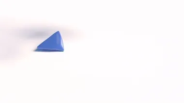 Beyaz arkaplanda yumuşak gövde düşüşü.