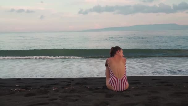 Eenzame Vrouw Zit Het Strand Bali Trieste Reiziger Soloreiziger — Stockvideo