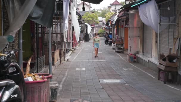 Young Girl Walking Empty Tourist Destination Pasar Ubud Tradisional Bali — Stok Video