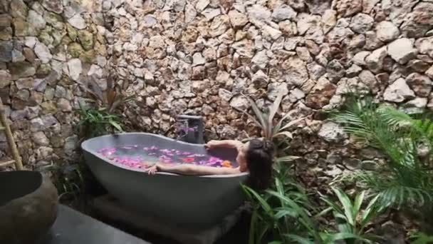 Hermosa Dama Sexy Disfrutando Quedarse Casa Tomando Baño Flores Bali — Vídeos de Stock
