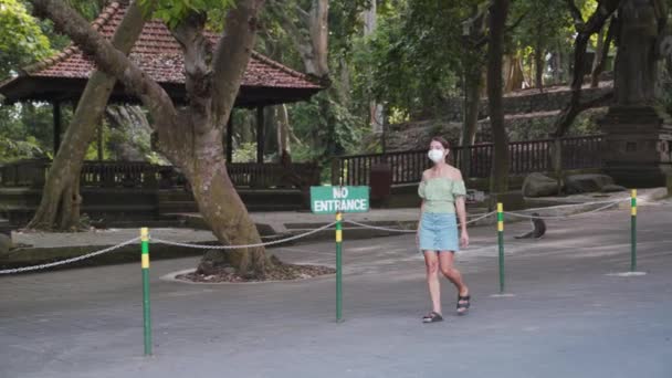 Portrait Young Girl Walking Famous Tourist Destination Ubud Monkey Forest — стокове відео