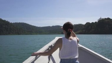 Yatta Kız, Teknede Oturan Kadın ve Langkawi Adası, Malezya 'da Ufku İzleyen Kadın' ın Yaşam Tarzı Videosu. Kavram: Özgürlük, Mutluluk, Tatil, Macera, Yavaş Hareket.