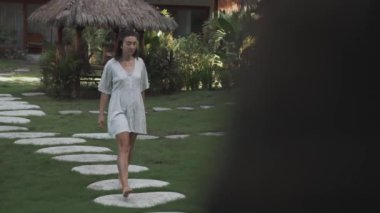 Tatilde Eco Resort 'ta Tropikal Yer' de Güzel Seksi Bayan Yürüyüşü. Konsept: Kadın Tropikal Bahçeyi Keşfediyor, Doğa ile Refah, Yavaş Hareket