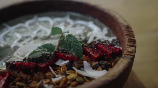 Jedzenie Zdrowego Zielonego Smoothie Bowl Śniadanie Łyżką Koncepcja Zdrowe Śniadanie — Wideo stockowe