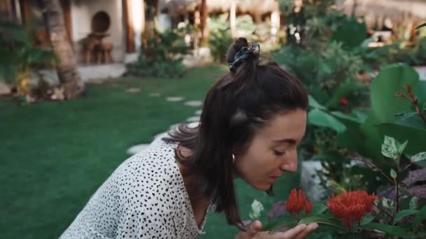 Jeune Belle Fille Sentant Fleur Rouge Dans Jardin Concept Aromathérapie — Video