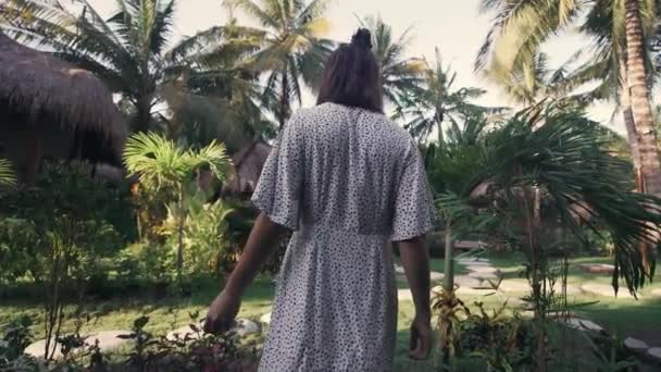 Mooie Sexy Lady Wandelen Tropische Plaats Eco Resort Vakantie Concept — Stockvideo