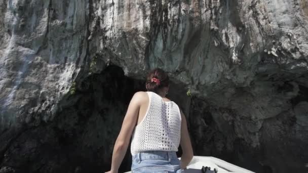 Lifestyle Video Van Girl Yacht Woman Coming Cave Boat Langkawi — Stockvideo
