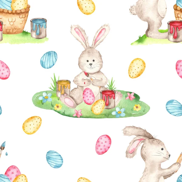 귀여운 부활절 토끼가 배경에 달걀을 색칠하고 있습니다 — 스톡 사진
