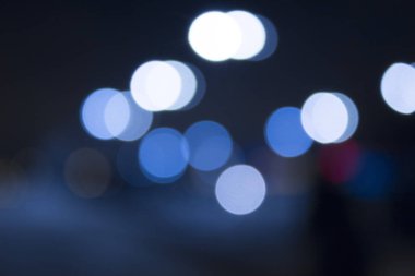 Bokeh ve odaklanmış ışıklarla soyut arkaplan.